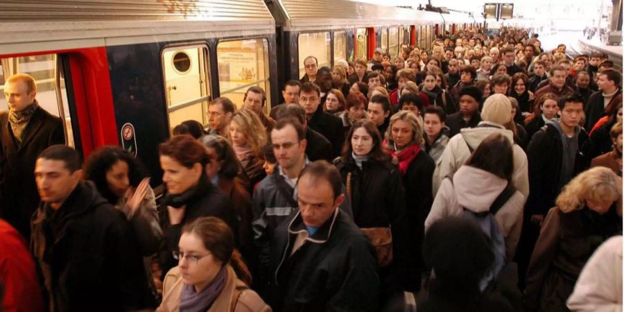 Pendler müssen heute in Paris viel Geduld haben.