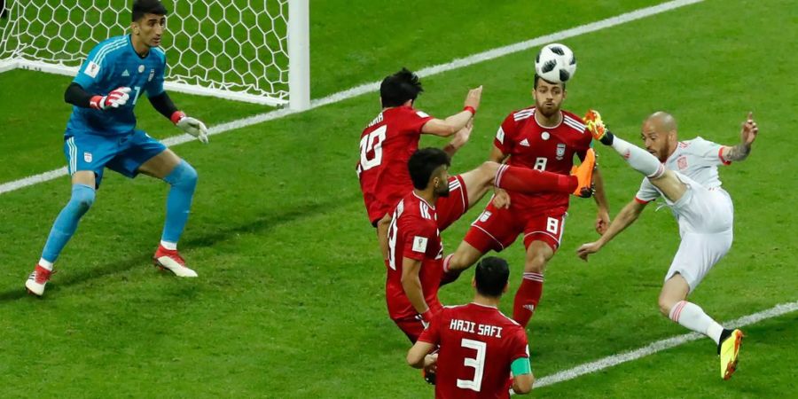 Sinnbildlich für die erste Hälfte: David Silva und Spanien tun sich trotz viel Ballbesitz extrem schwer gegen starke Iraner