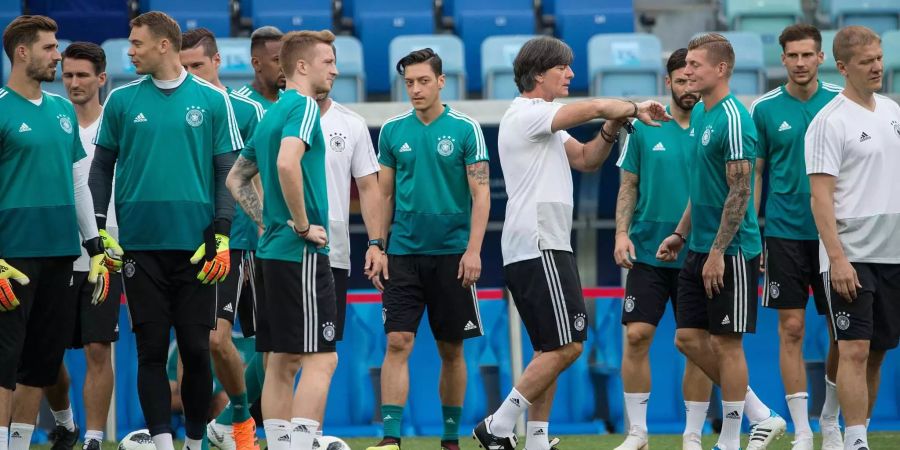 Jogi Löw mit seinen Jungs im Abschlusstraining.