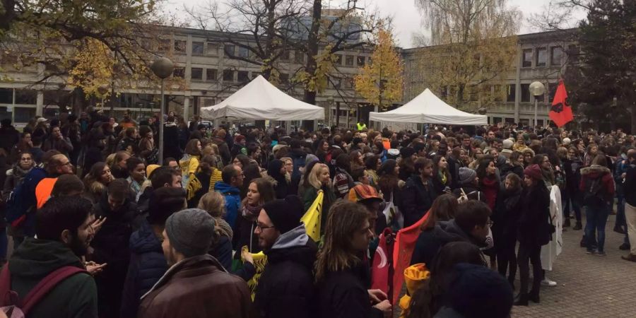 Die Studenten demonstrieren vor der Uni.