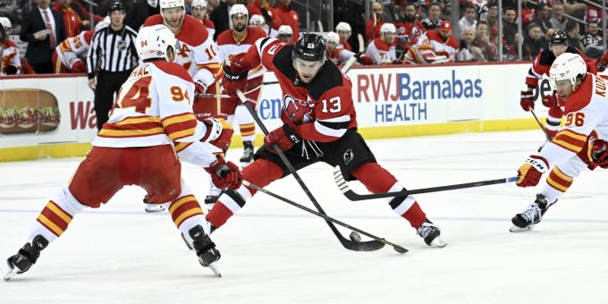 Devils-Stürmer Nico Hischier (Nummer 13) im Spiel in der NHL gegen die Calgary Flames. NHL