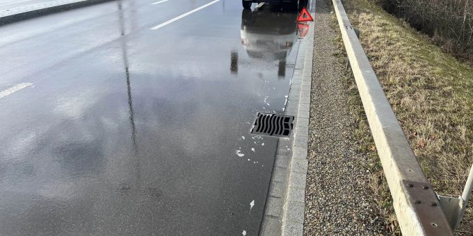 Tank fällt in Gossau von Anhänger und verschmutzt Bach. Vershcmutztung in Gossau