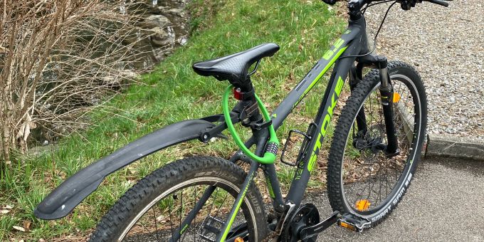 Niederurnen GL - Velofahrer (13) bei Sturz verletzt