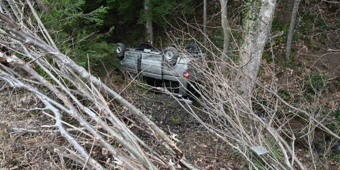 Unfall in Gähwil SG - Autofahrerin (60) landet in Bach