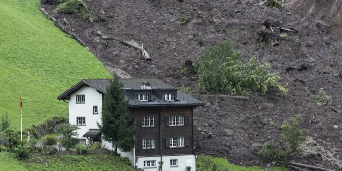 Schwanden Erdrutsch Haus Erdmassen