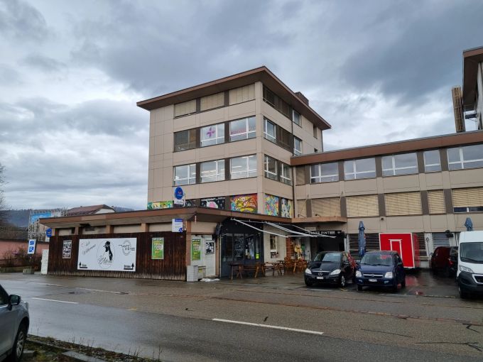 Früher Gewerbehaus, heute Nachtlokal: Six Areal mit dem Joker. onlinereports
