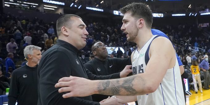 Dejan Milojević (li.) mit Luka Doncic. NBA Warriors Dejan Milojević