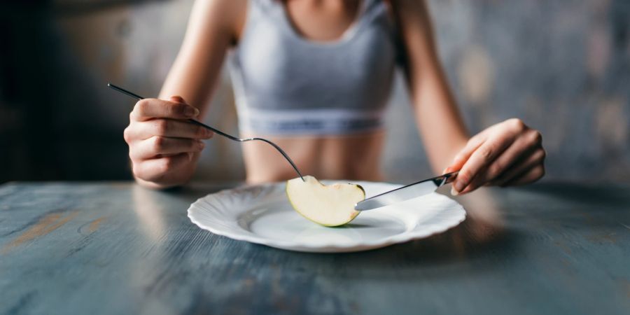 Eine extreme Nahrungs- und Kalorienreduktion ist ein typisches Symptom von Anorexie.