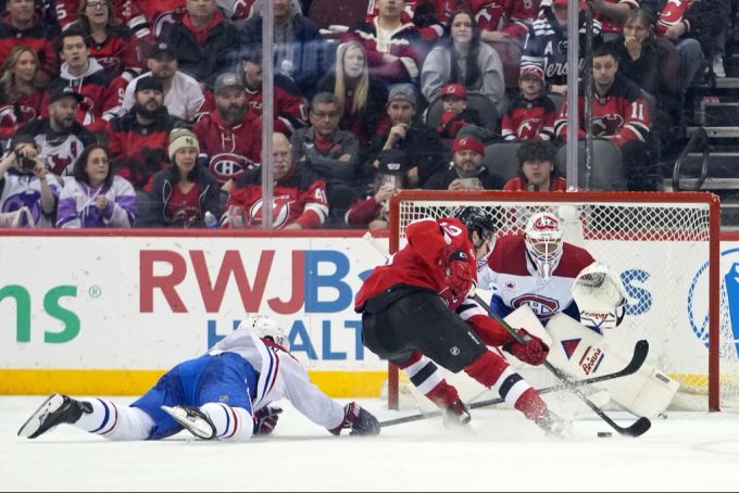 Nico Hischier trifft in der NHL gegen die Montreal Canadiens. NHL