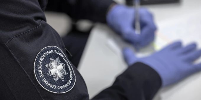Die Grenzwache soll künftig bei Personenkontrollen DNA-Profile von Verdächtigen anordnen können. Dieser Meinung ist der Nationalrat. (Themenbild) DNA-Profile