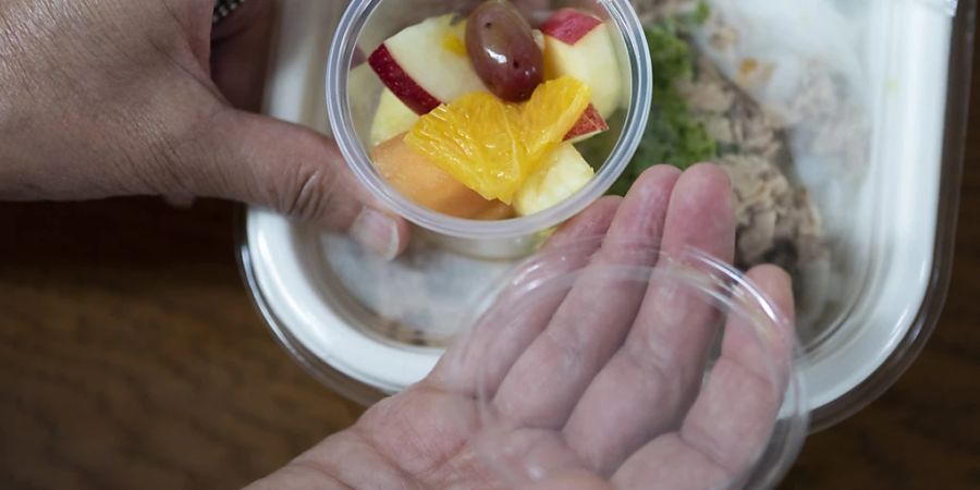 Kann mit Bakterien kontaminiert sein: Fruchtsalat. (Archivbild)