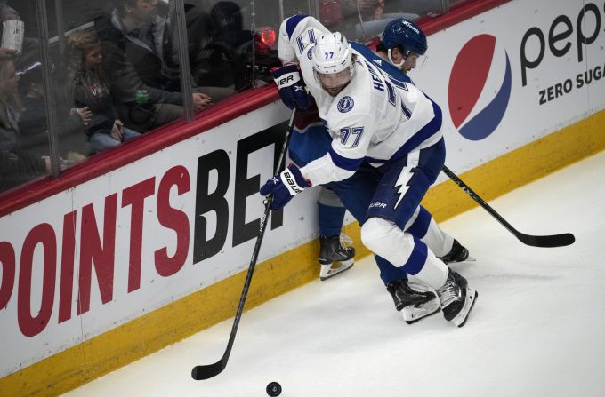 Denis Malgin (hinten) im Spiel gegen den Tampa Bay Lightning. NHL
