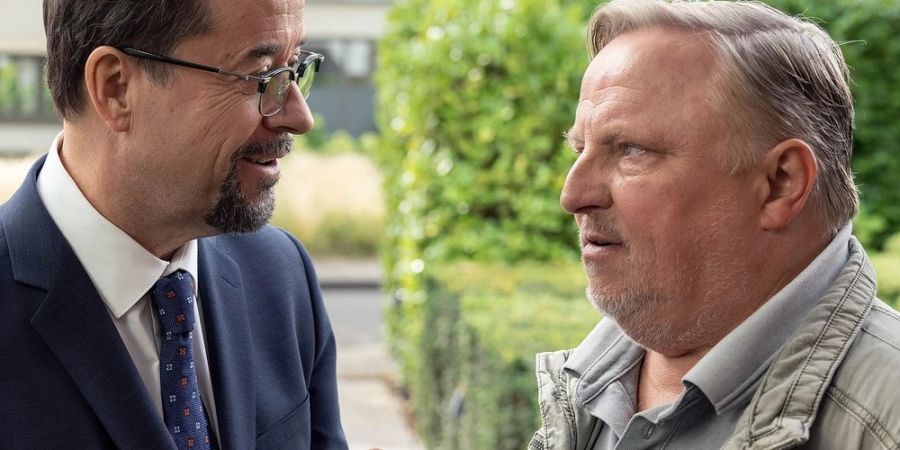«Tatort: MagicMom»: Boerne (l.) und Thiel versuchen mit der Nachbarin einer Getöteten zu sprechen.