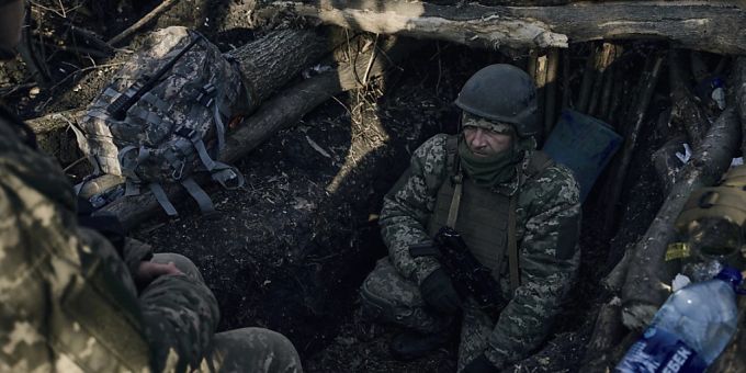 Ukrainische Soldaten in einem Schützengraben in der Nähe der russischen Stellungen bei Bachmut. bachmut