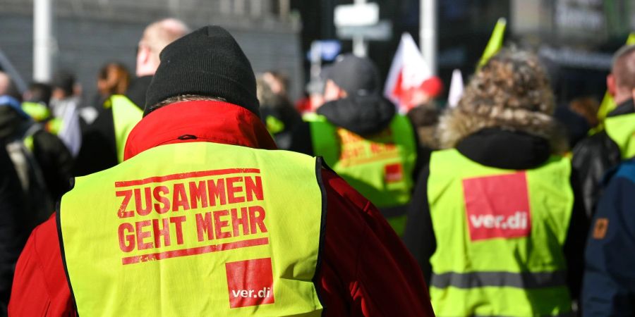 Kommunale Beschäftigte tragen bei einem Warnstreik während einer Kundgebung Westen der Gewerkschaft Verdi. Sie weitet den Tarifstreit im Öffentlichen Dienst bundesweit aus.