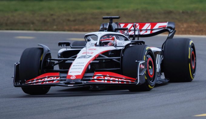 Haas hat mit MoneyGram einen prominenten neuen Hauptsponsor auf dem VF-23. Haas F1 VF23