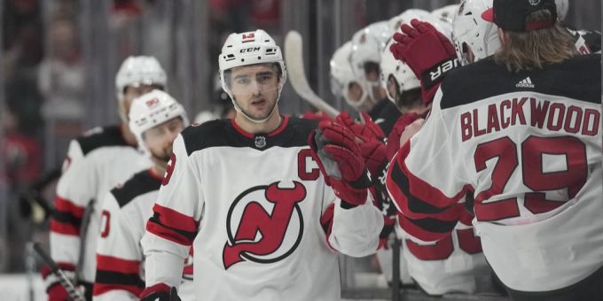 Nico Hischier liess sich gegen die Penguins vier Skorerpunkte gutschreiben. Nico Hischier