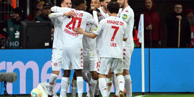 Mainz 05 nimmt aus Leverkusen die drei Punkte mit. Mainz 05 nimmt aus Leverkusen die drei Punkte mit.