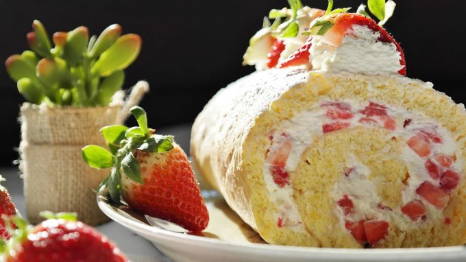Mit Erdbeeren schon fast frühsommerhaft: Bisquitrolle. Erdbeeren Bisquitrolle