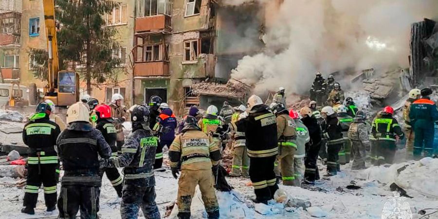 Rettungskräfte im Einsatz vor einem fünfstöckigen Wohnhaus in Novosibirsk, das nach einer Gasexplosion eingestürzt ist.