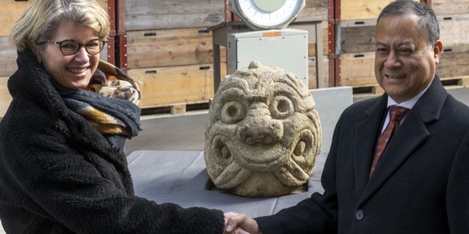 Direktorin des Bundesamts für Kultur (BAK), Carine Bachmann, und der peruanische Botschafter in Bern, Luis Alberto Castro Joo, unterzeichneten die Rückgabe-Vereinbarung. peru 2500