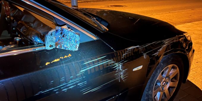Der schwarze BMW wies Beschädigungen auf. Der schwarze BMW wies Beschädigungen auf.