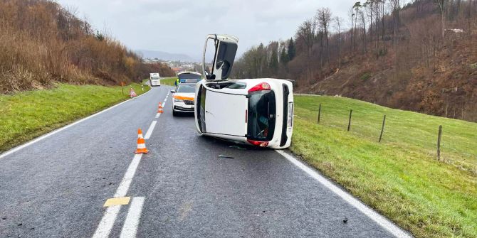 Eine Auto kommt auf der Seite liegend zum Stillstand in Courgevaux