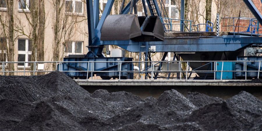 Steinkohle in einem Heizkraftwerk in Berlin. Insgesamt stammte 2022 mehr als die Hälfte des ins Netz eingespeisten Stroms aus Energieträgern wie Kohle, Erdgas und Atomkraft.