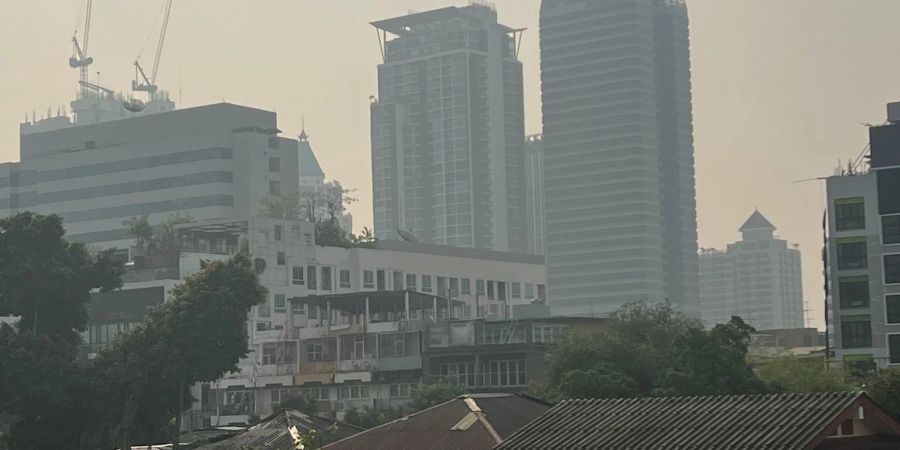 Eigentlich wäre der Himmel blau, aber in Bangkok und andere Teilen Thailands herrschen derzeit hohe Feinstaubwerte.