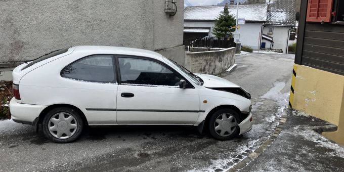 Schwändi GL: Neulenker kollidiert mit Hauswand. Schwändi GL