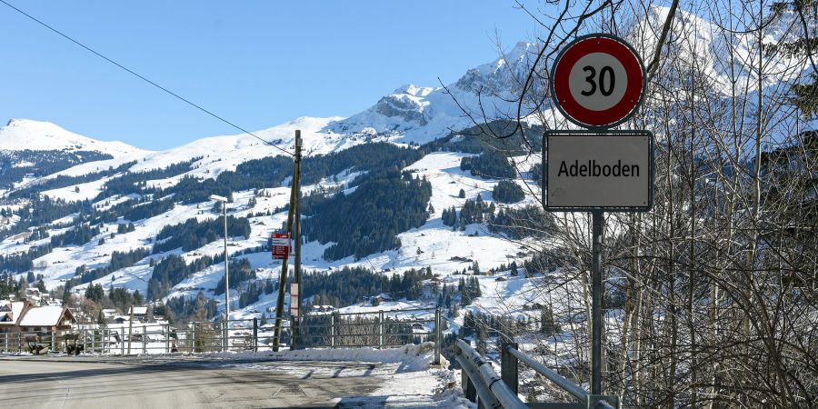 Ortstafel Adelboden beim Heinrichseggen. - Region Frutigen-Adelboden