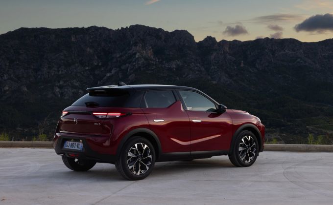 Auch am Heck zeigen die neuen Leuchten das frisch überarbeitete Modell an 2023 DS3 E-Tense