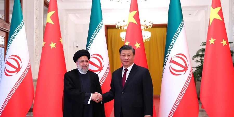 Iran Präsident Ebrahim Raisi (l.) und sein chinesischer Amtskollegen Xi Jinping bei der Begrüssungszeremonie in Peking.