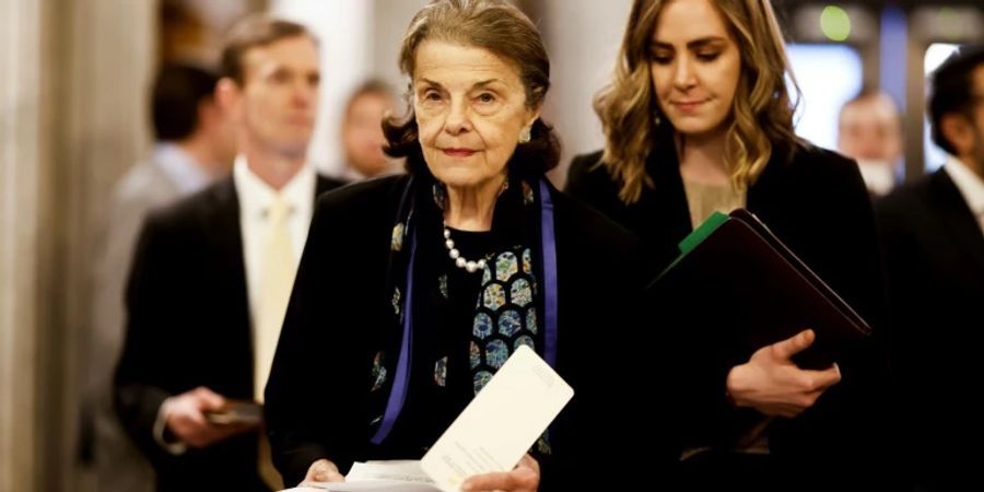 Dianne Feinstein (M) im Kapitol