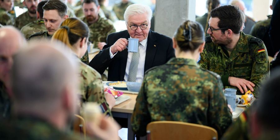 Bundespräsident Frank-Walter Steinmeier unterhält sich auf der estnischen Luftwaffenbasis Ämari mit dort stationierten deutschen Soldatinnen und Soldaten.