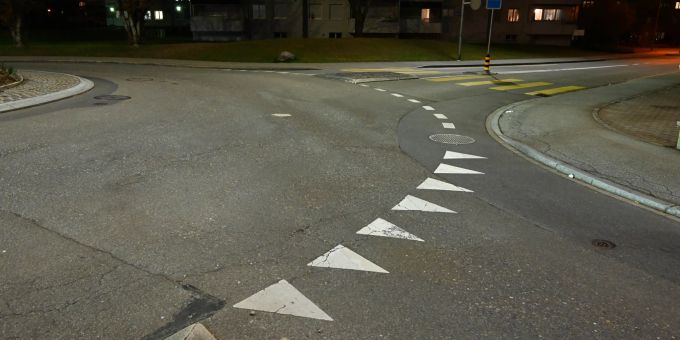 Rapperswil-Jona SG: Velofahrer touchiert mit Ellbogen Fussgänger. Rapperswil-Jona Unfall