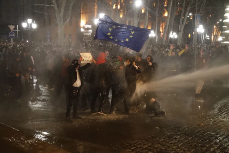 In Georgien kam es immer wieder zu Protesten gegen das umstrittene Agentengesetz.