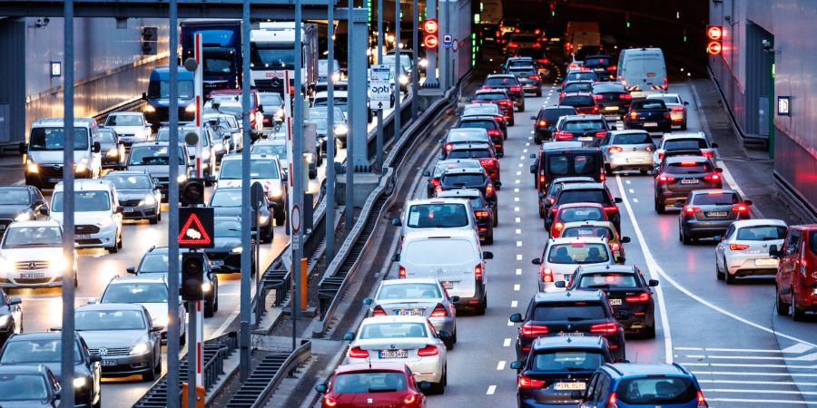 Dichter Verkehr schiebt sich durch München.