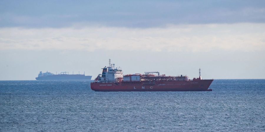 Der LNG-Shuttle-Tanker «Coral Favia» liegt vor Sassnitz vor Anker. Der Import von LNG ist vor Rügens Küste bereits sichtbar. Künftig könnten Offshore-Plattformen hinzukommen.