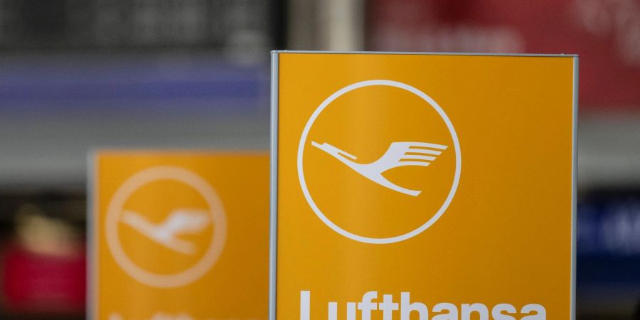 Das Logo der Lufthansa am Flughafen in Frankfurt am Main.