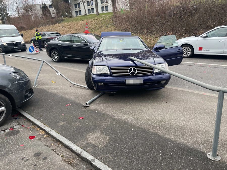 Die Seniorin durchbrach ein Geländer.