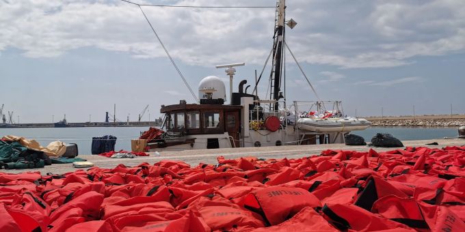 Rettungswesten liegen an einem italienischen Hafen (Archivbild). italien küstenwache