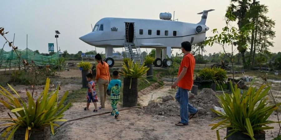 Das Beton-Flugzeug steht auf Stelzen im Reisfeld