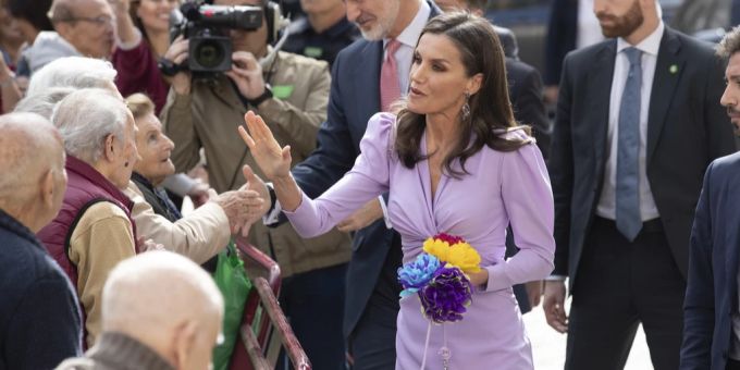 Letizia von Spanien begeistert im fliedernfarbenen Kleid. Letizia von Spanien
