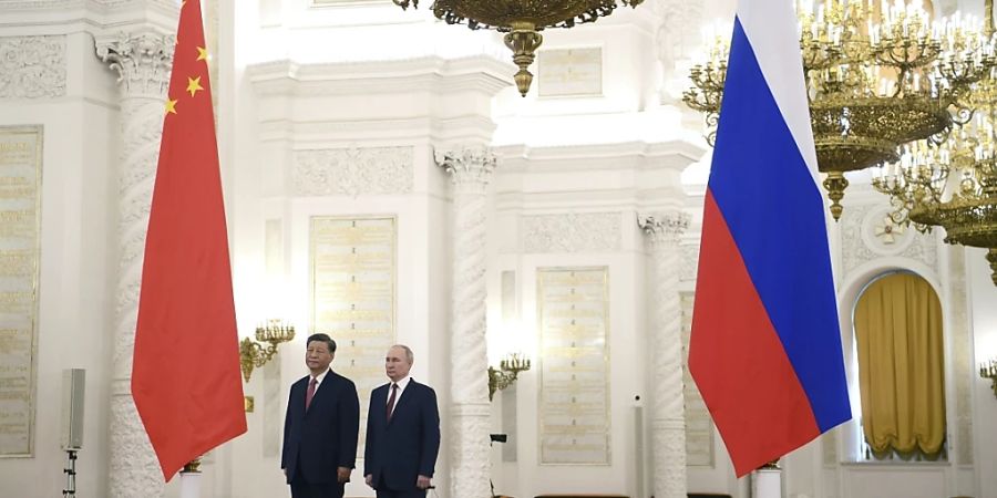 Dieses von der staatlichen russischen Nachrichtenagentur Sputnik via AP veröffentlichte Foto zeigt Wladimir Putin (r), Präsident von Russland, und Xi Jinping, Präsident von China, bei einer offiziellen Begrüssungszeremonie im Grossen Kremlpalast. Foto: Alexey Maishev/Pool Sputnik Kremlin/AP/dpa