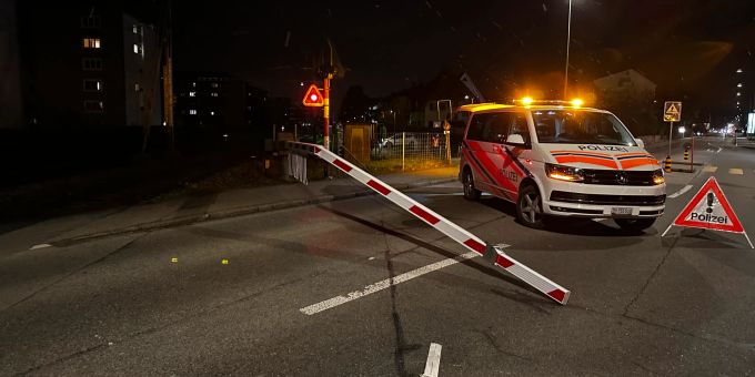Ein Lastwagen fuhr in Uster ZH die Bahnschranken an. Uster ZH
