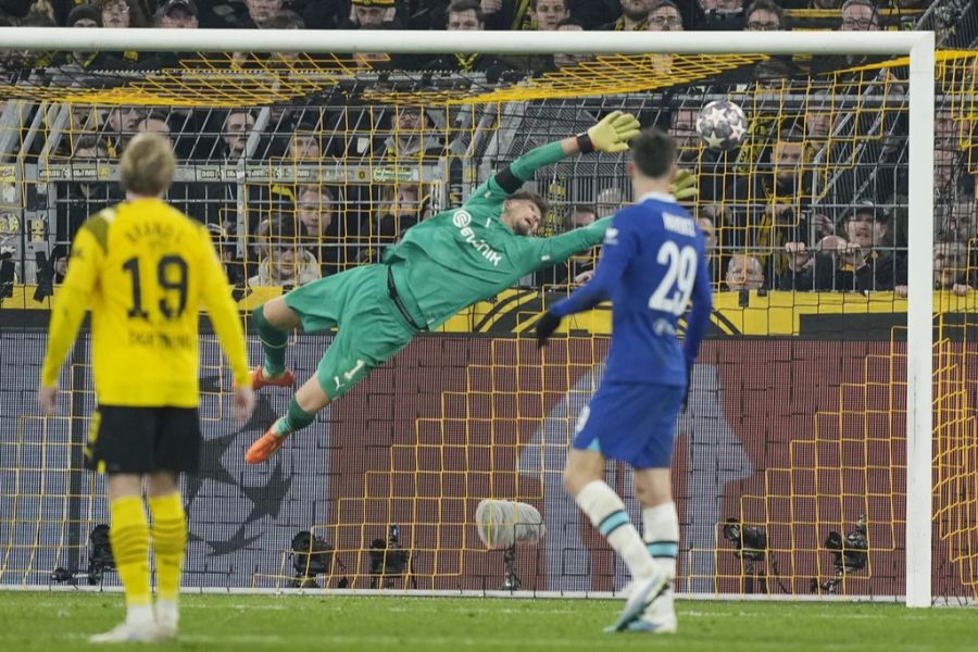 Gregor Kobel wird in Anspielung auf die BVB-Fans (Gelbe Wand) nun die Grüne Wand genannt.