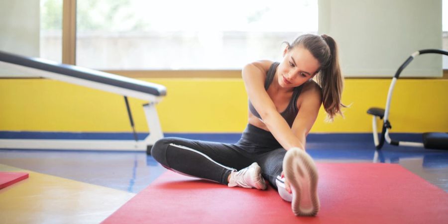 Frau Dehnen Muskelkater Fitnessstudio