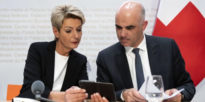 Bundesrätin Keller-Sutter lässt im Fall des «Corona-Leaks» die Datenlieferung des Bundes an Sonderermittler Peter Marti untersuchen. Keller-Sutter Berset