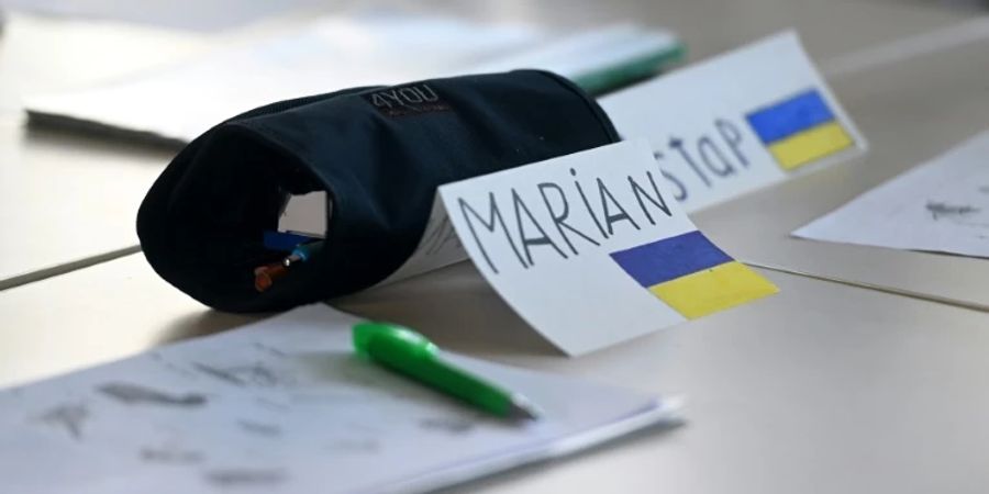 Namensschilder ukrainischer Schüler in Klasse in Köln